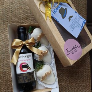 Box Dorado & Vino – Fresas Finas, Chocolate Blanco & Gato Negro Cabernet